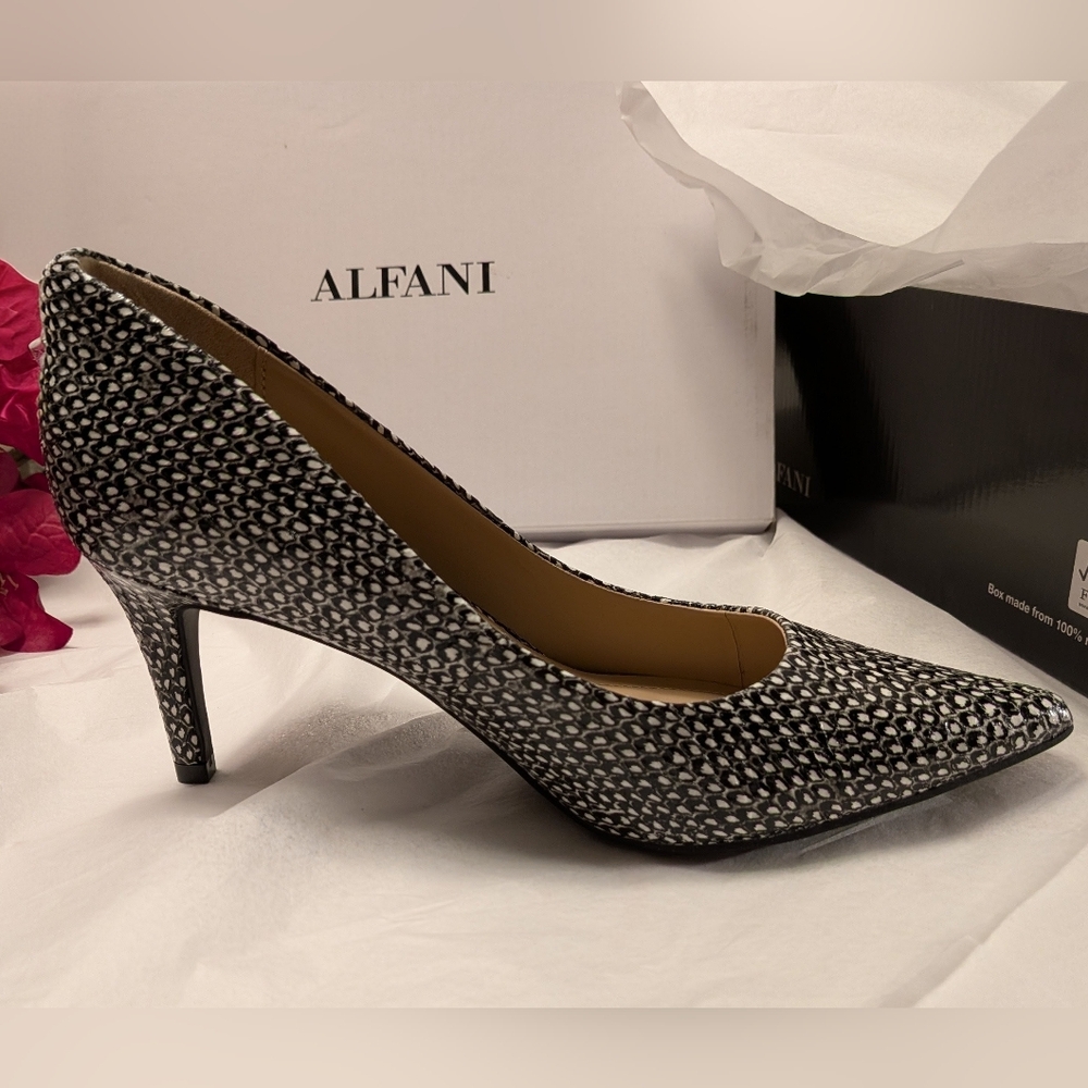 Alfani Step 'N Flex Jeules pump in black and white Snakeskin Print Size 6 NIB